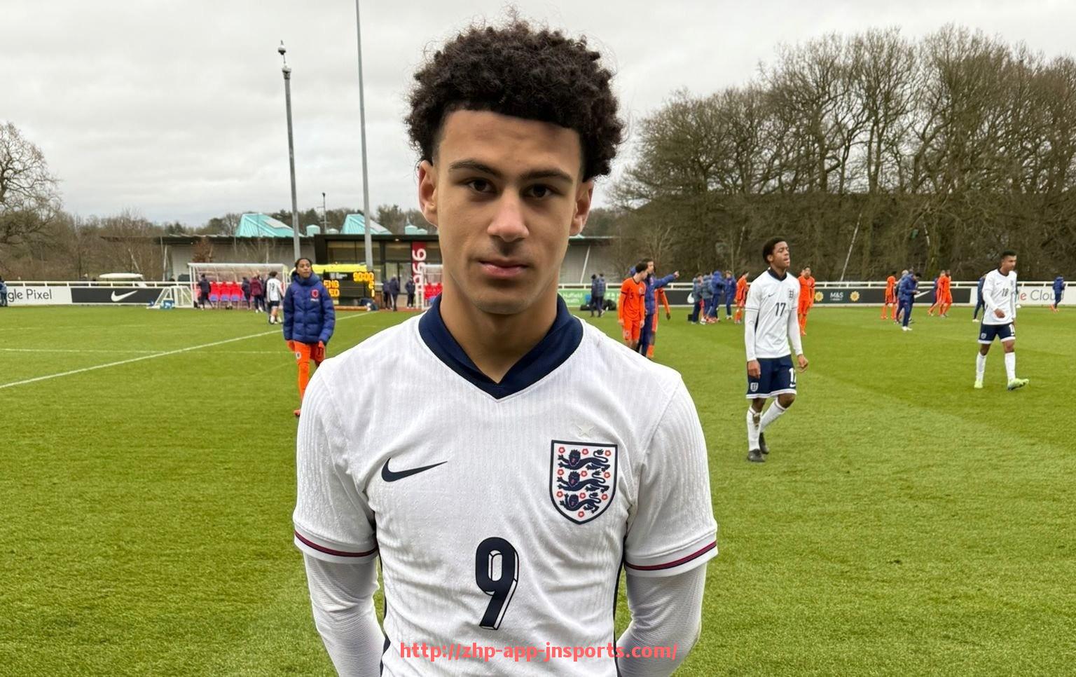 江南体育APP下载-英超狼队现役主力球员全面简介与能力分析